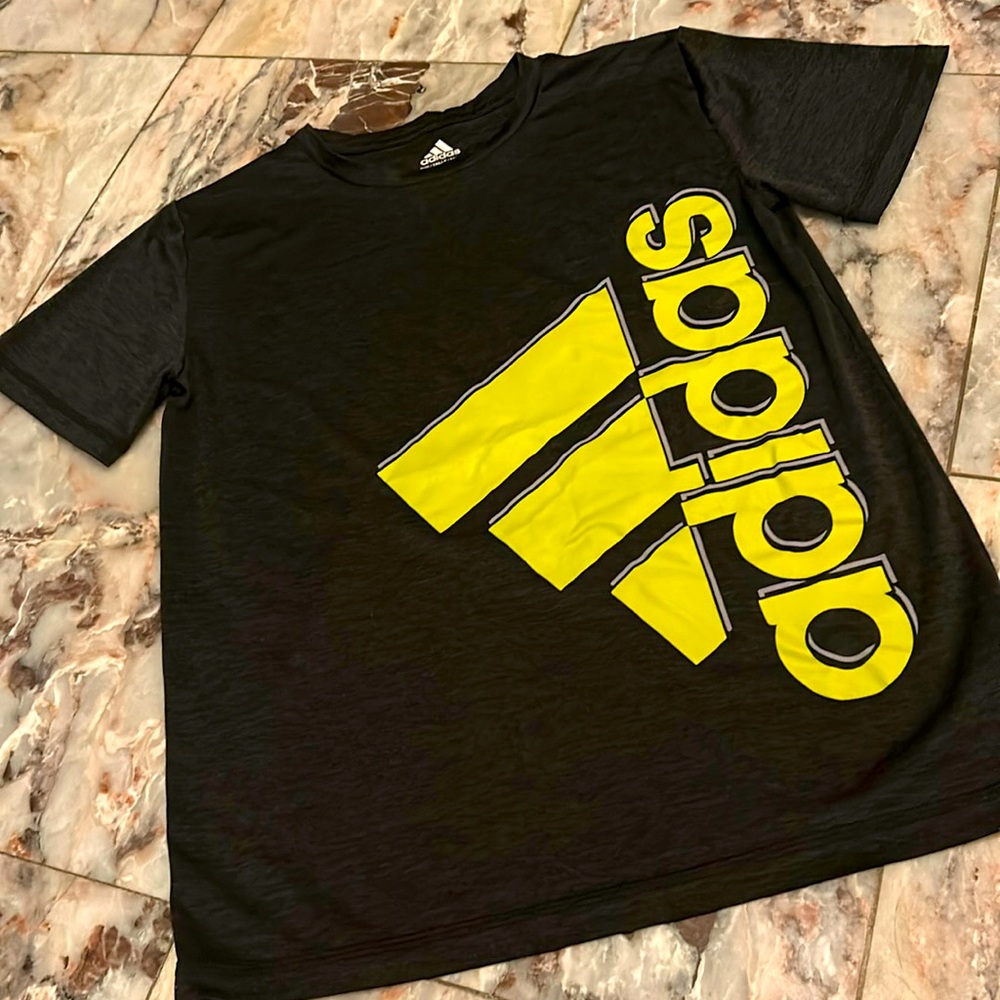 Adidas boys black t shirt size mediumum